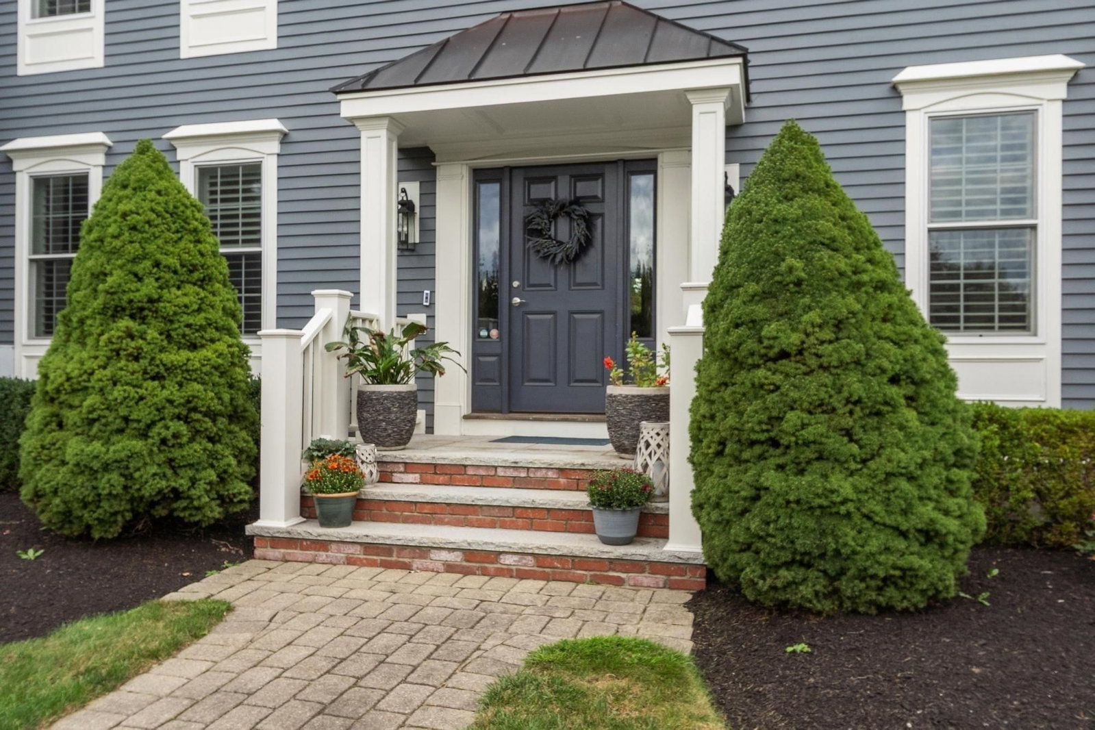 48 Robinson Dr Bedford — Photo 2 of 37