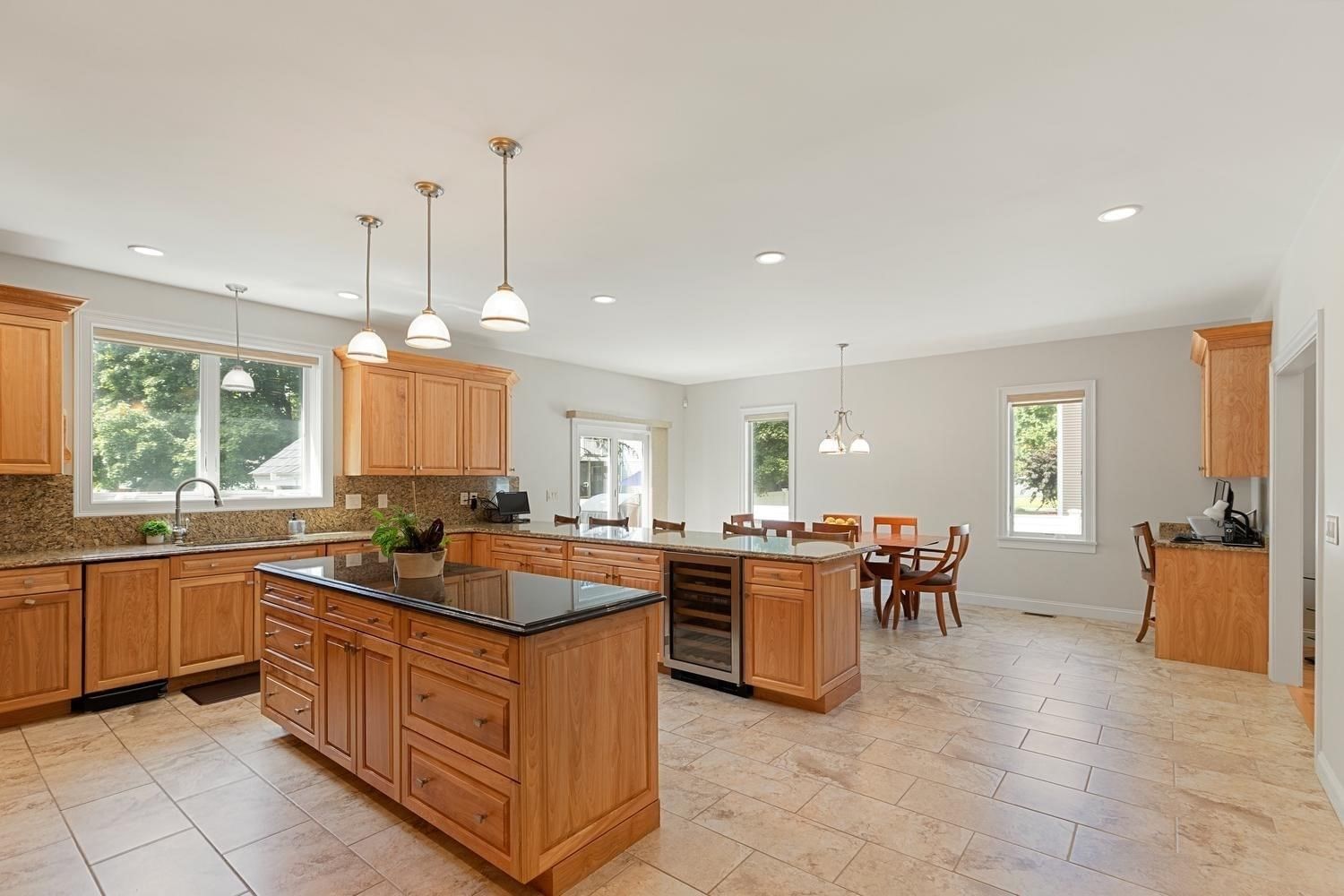 30 Hampden Ave Burlington — Photo 5 of 33
