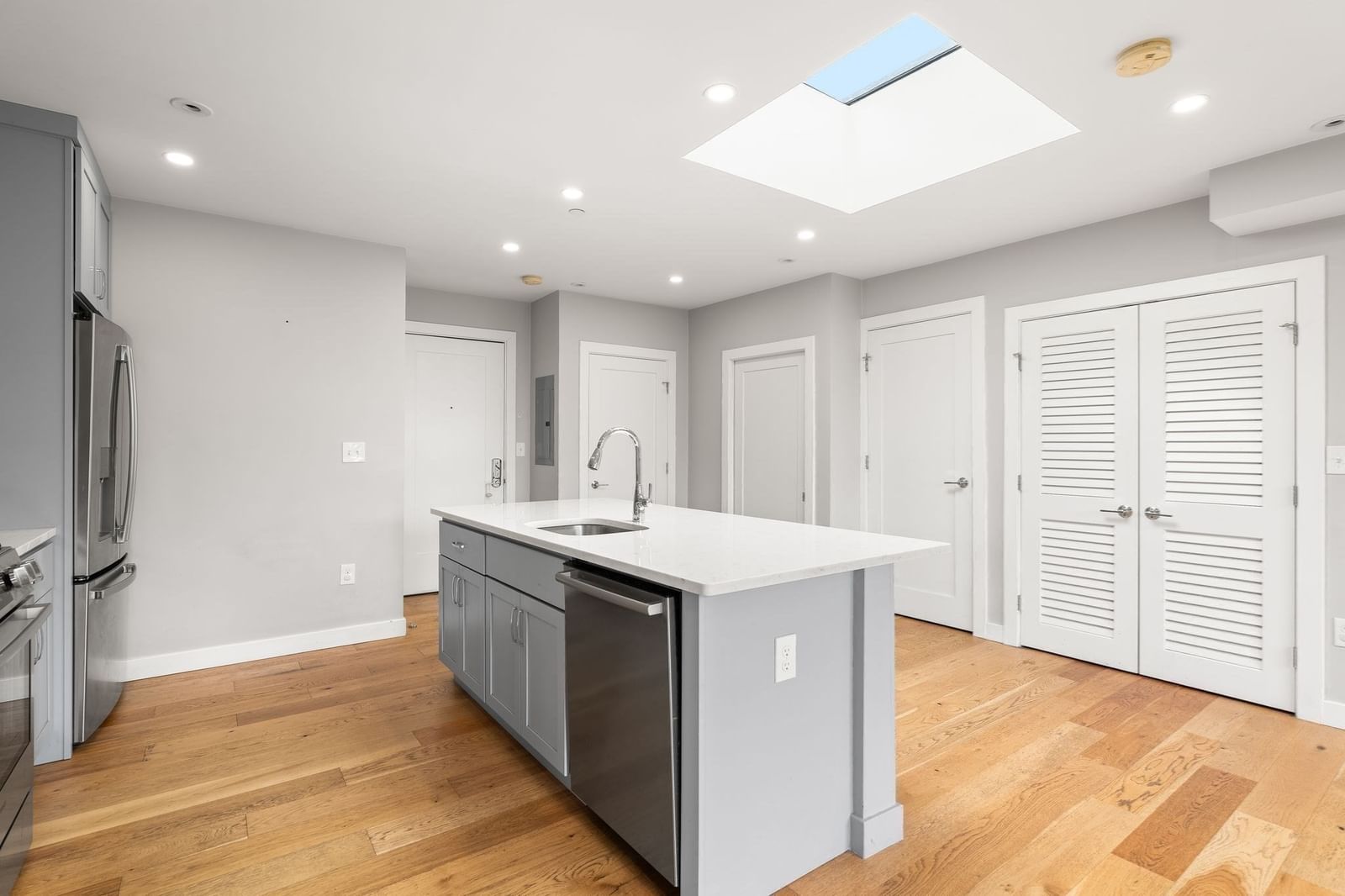 10-16 Everett St #402 Boston — Photo 11 of 39