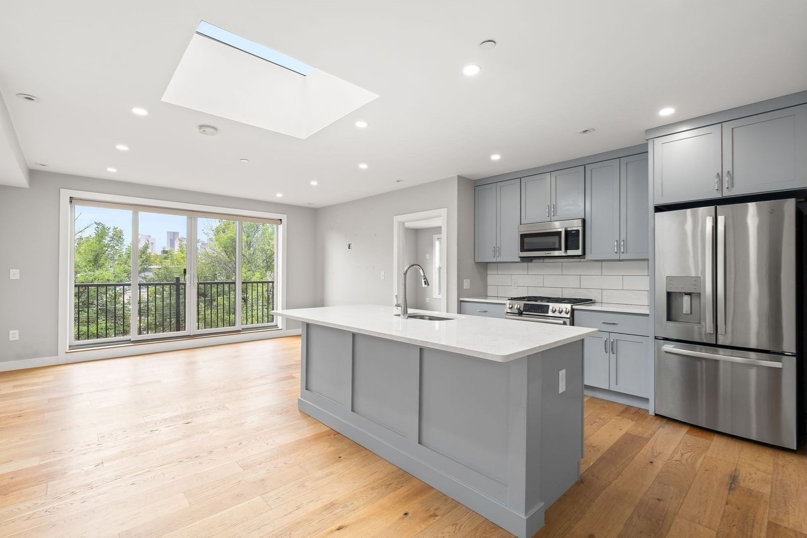 10-16 Everett St #402 Boston — Photo 14 of 39