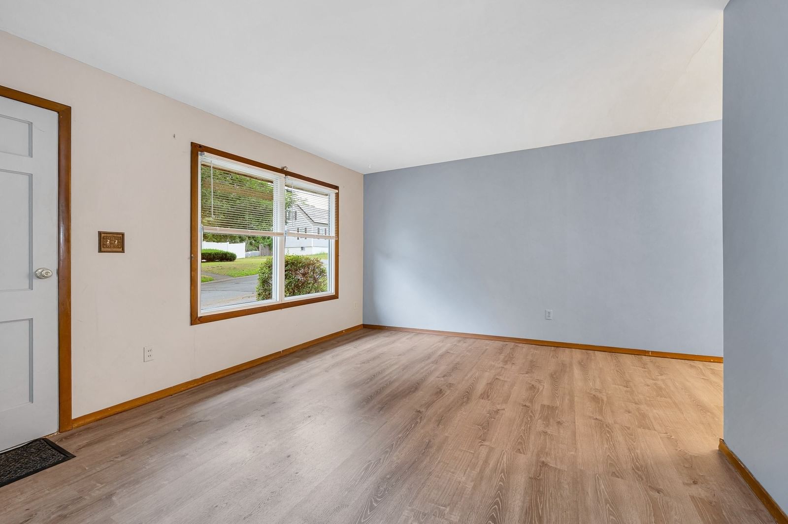 122 Fetherston Ave Lowell — Photo 4 of 42