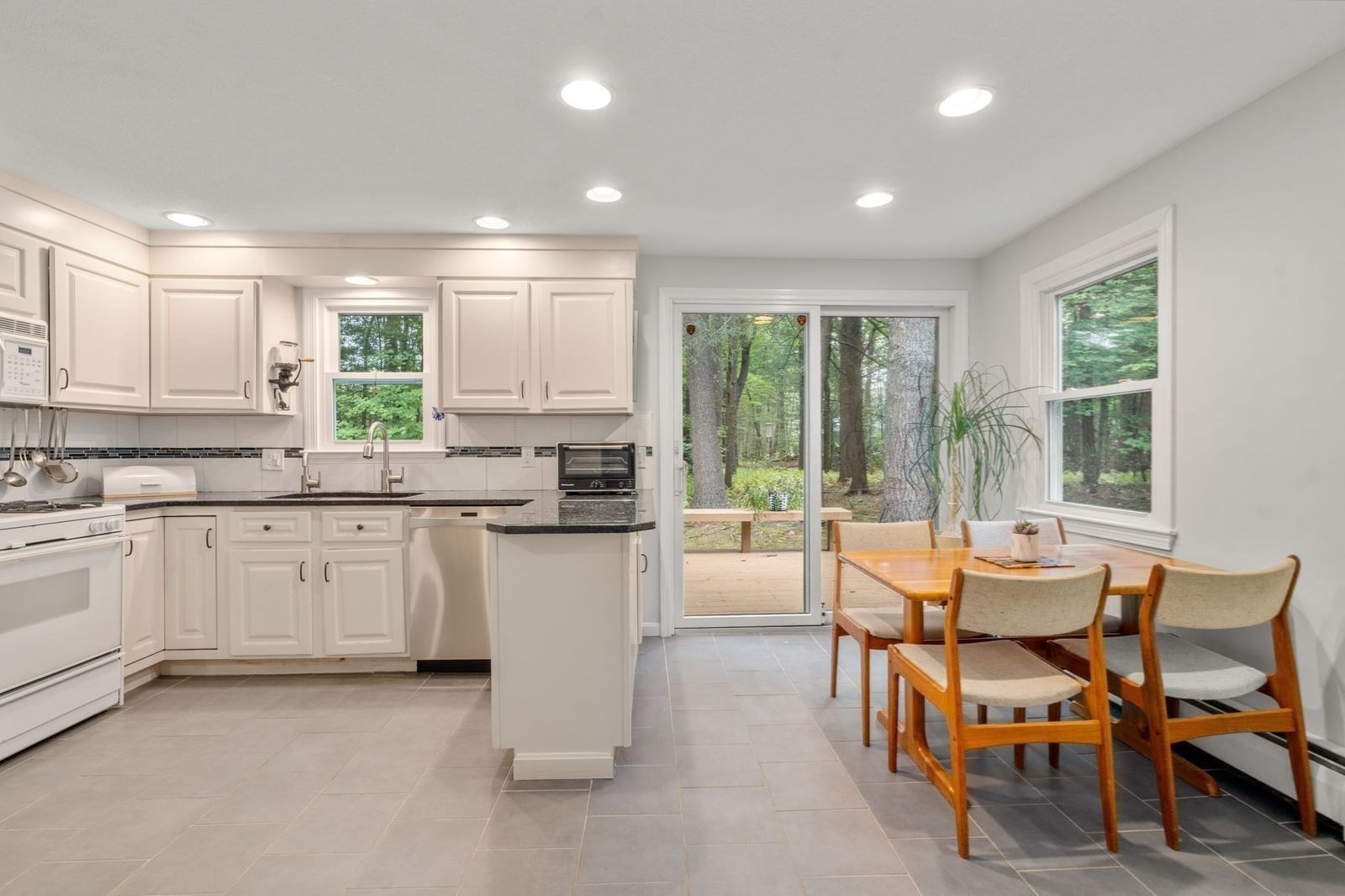 41 Old Stagecoach Rd Bedford — Photo 10 of 33