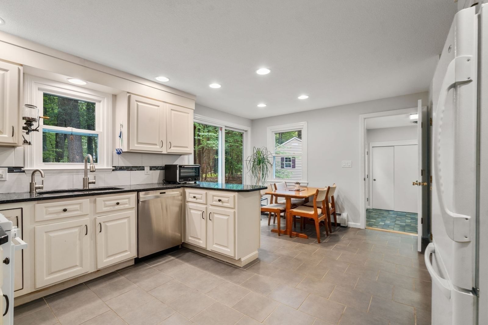 41 Old Stagecoach Rd Bedford — Photo 11 of 33