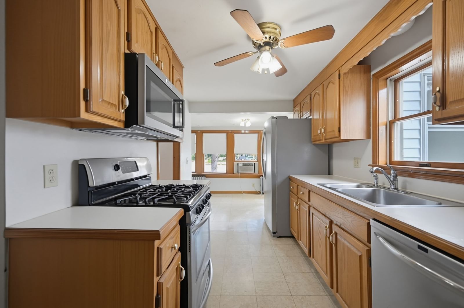 101 Fisher St North Attleboro — Photo 3 of 31