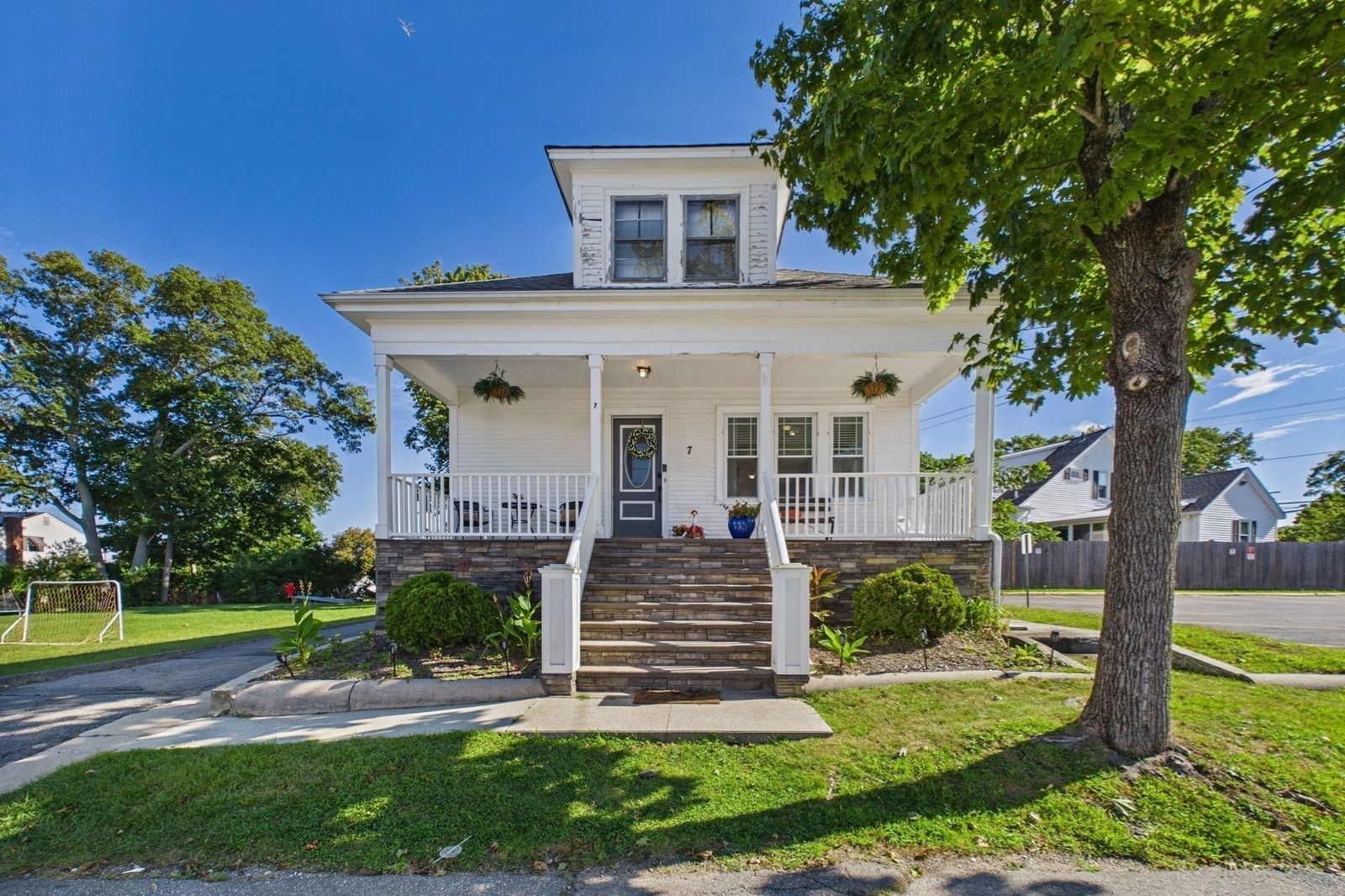 7 Coolidge St Dartmouth — Photo 2 of 22