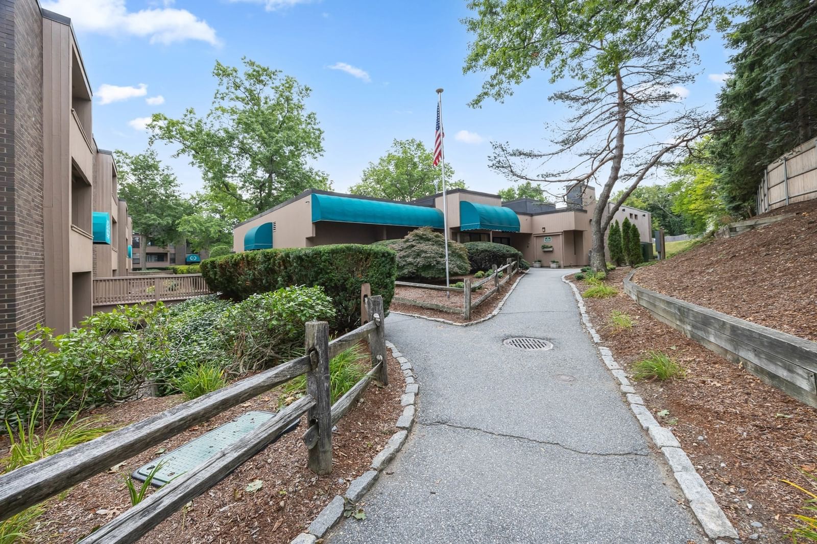 10 Shrewsbury Green Dr #I Shrewsbury — Photo 25 of 33