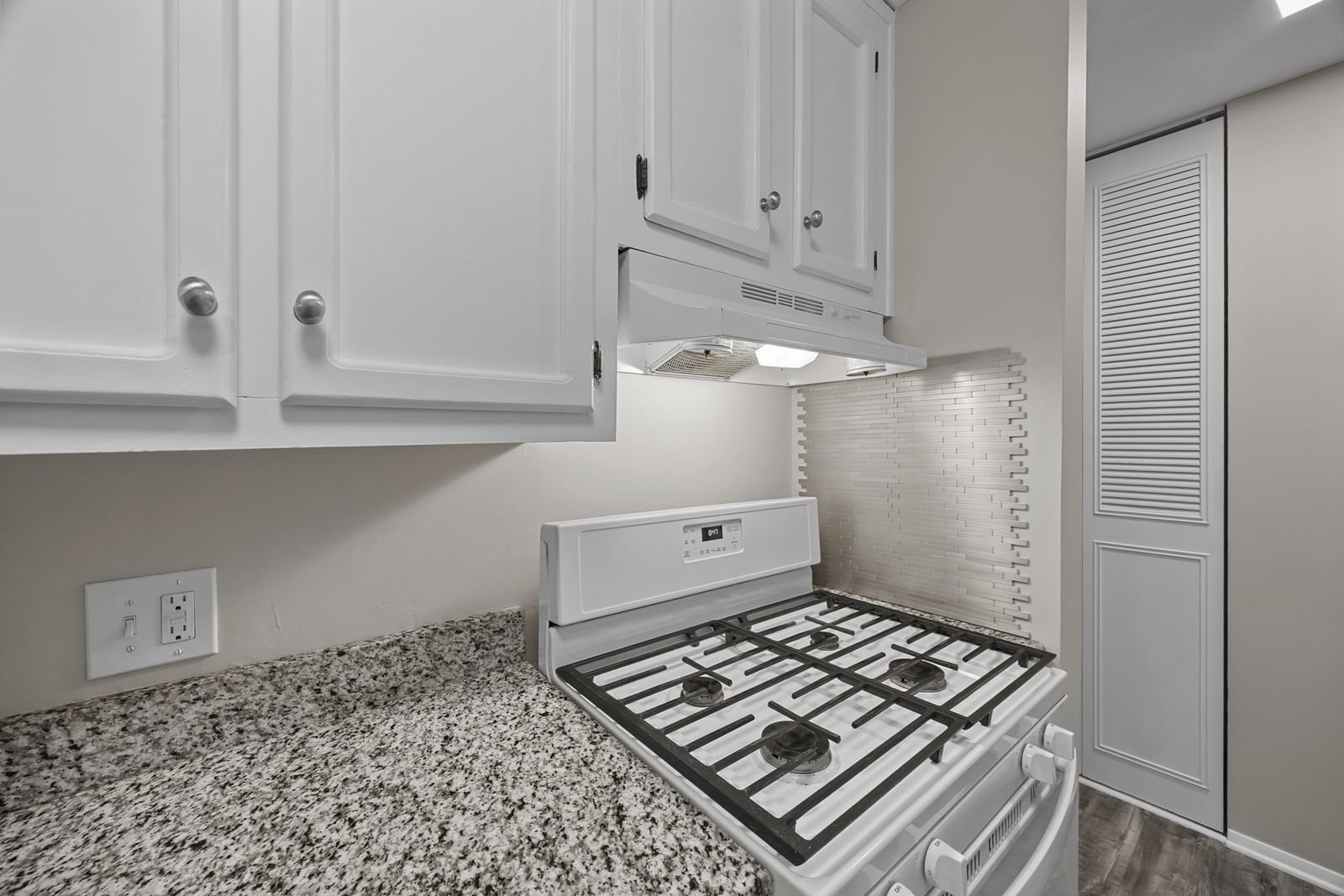 10 Shrewsbury Green Dr #I Shrewsbury — Photo 7 of 33