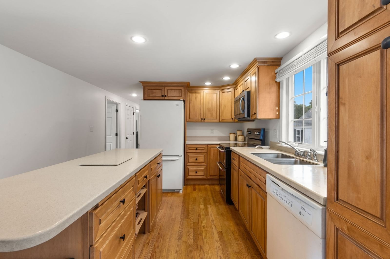 122 Forest Beach Rd Chatham — Photo 7 of 31