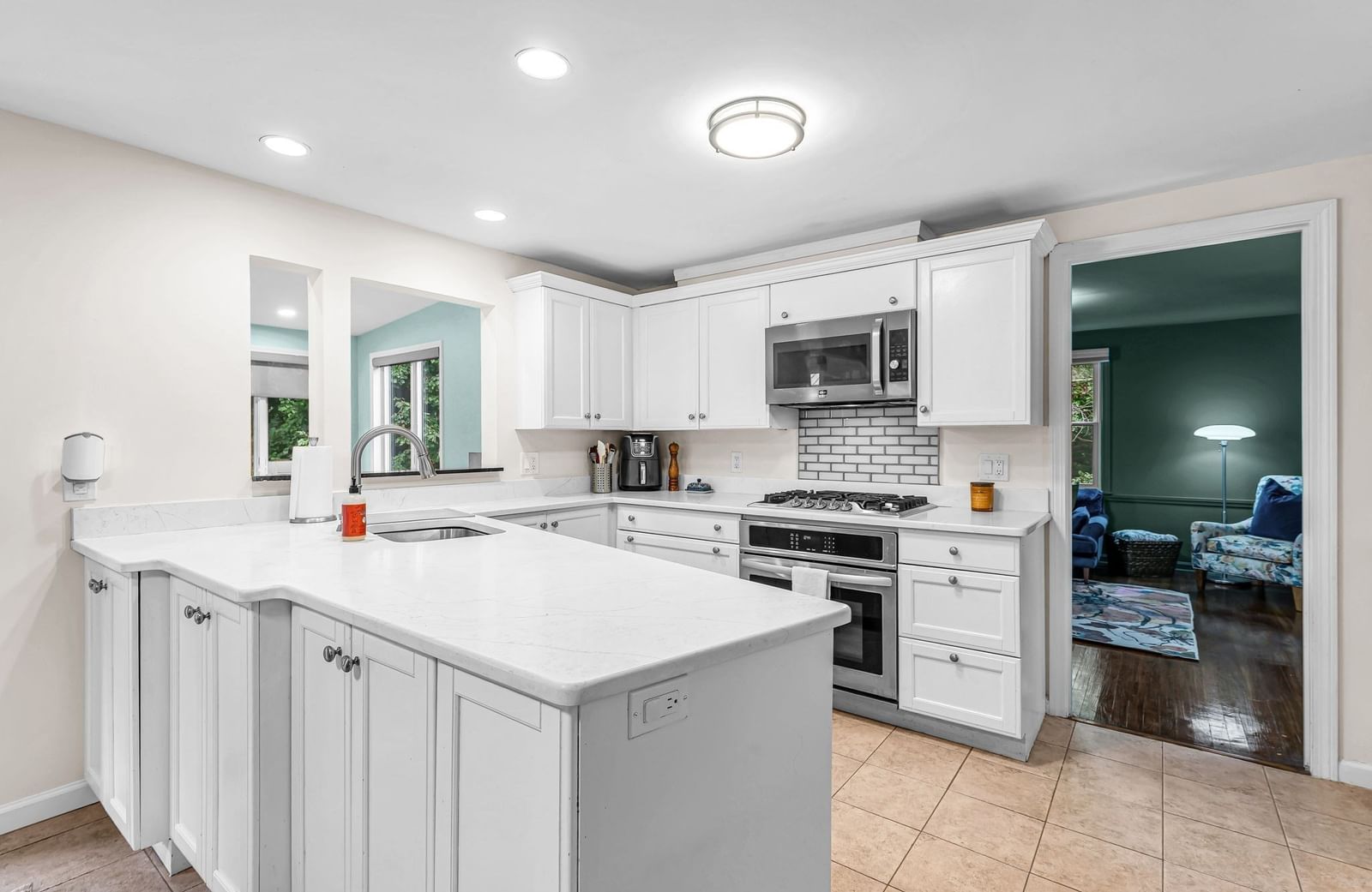 908 Frank Smith Rd Longmeadow — Photo 9 of 42