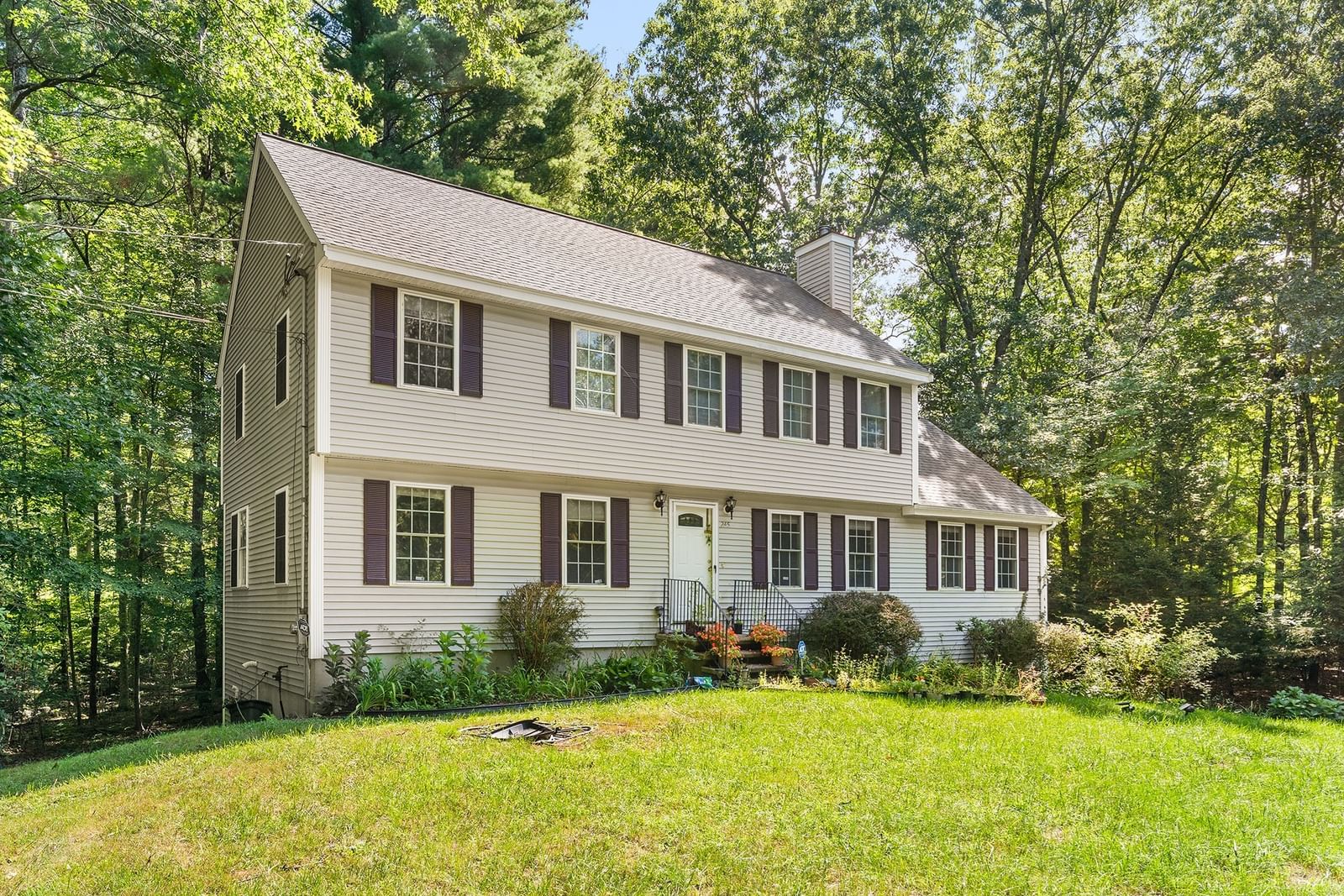 245 Hampstead St Methuen — Photo 3 of 36