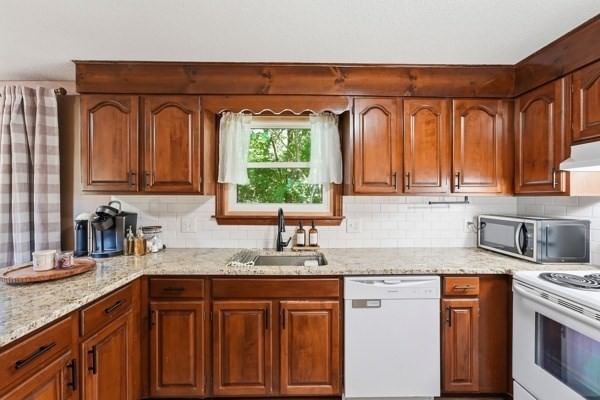 185 Murphy Ln Chicopee — Photo 3 of 17