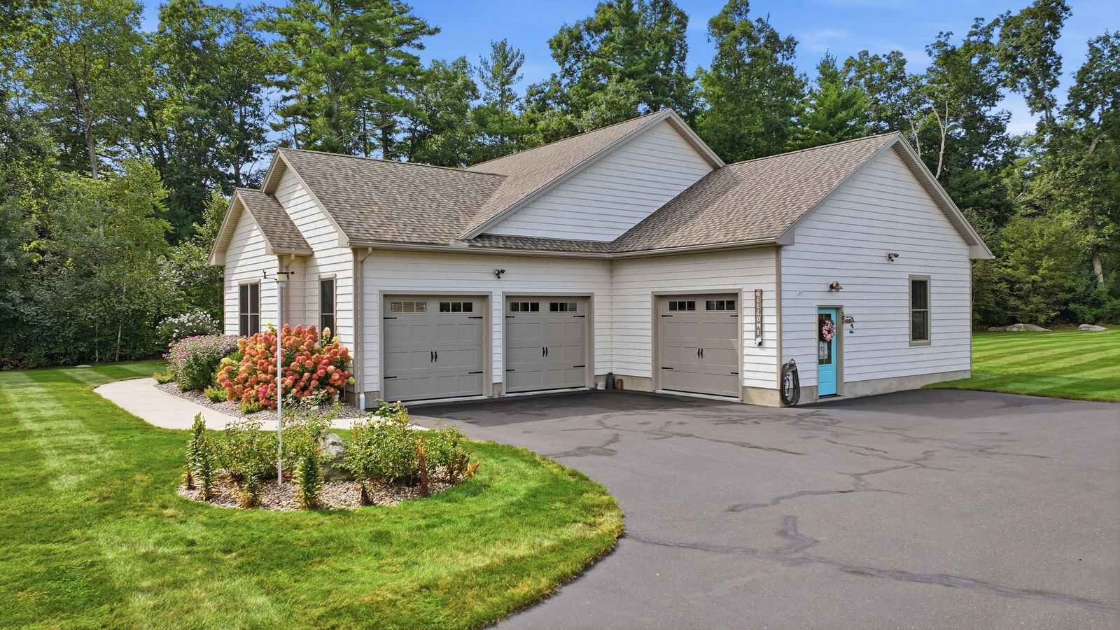 406 N Liberty St Belchertown — Photo 3 of 42