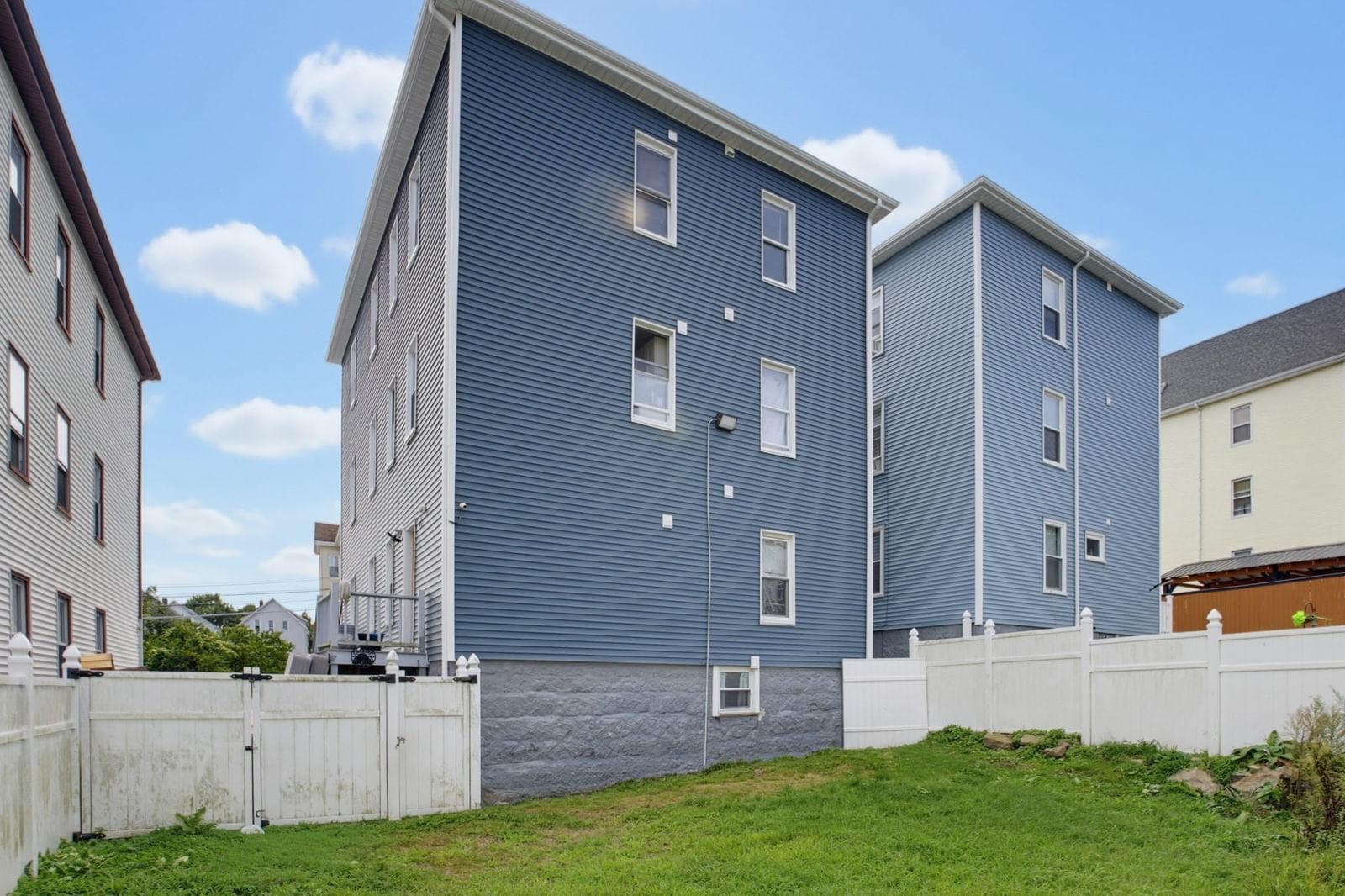 211 Weld St New Bedford — Photo 3 of 31