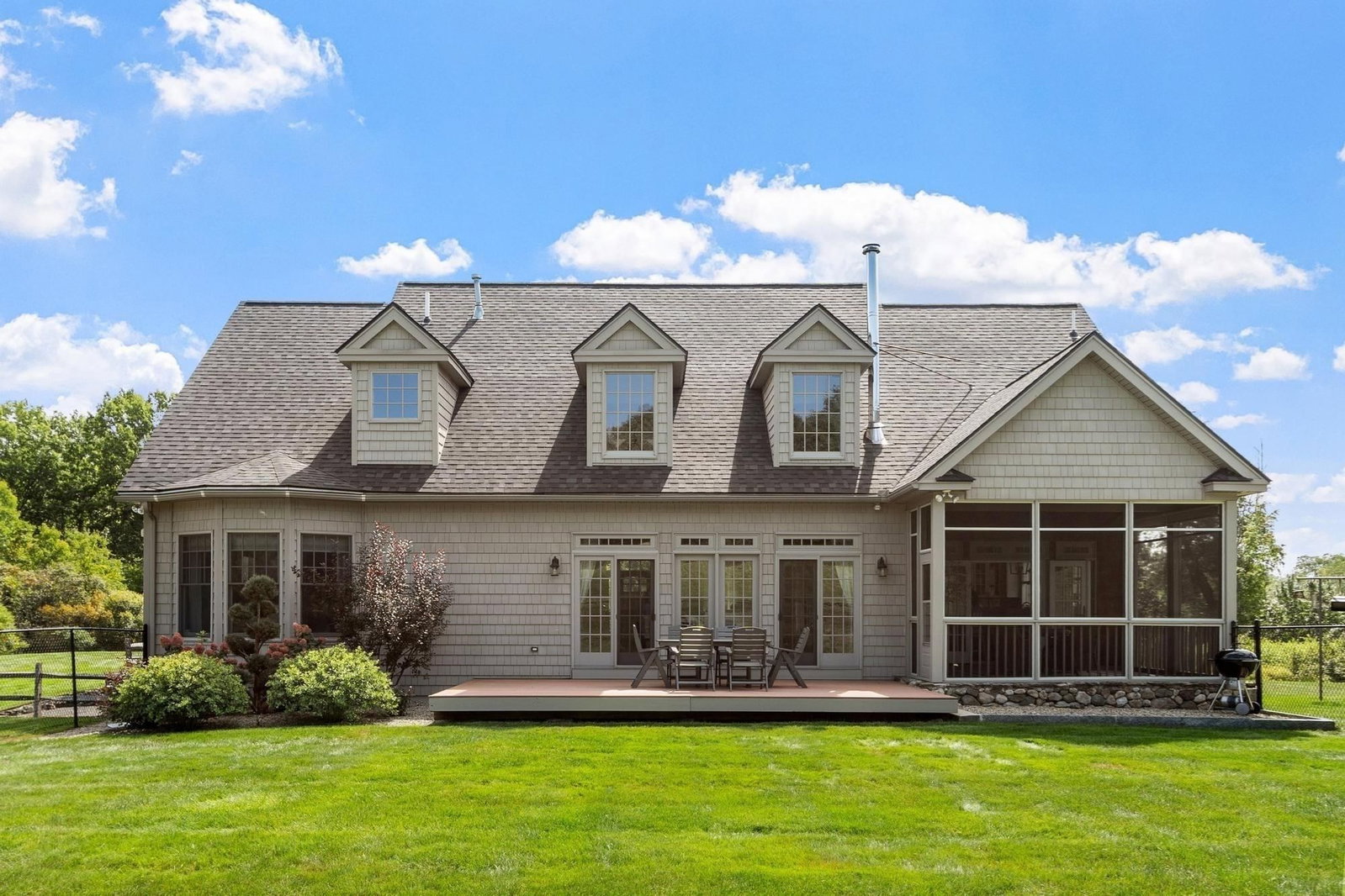 11 Cider Ln Dracut — Photo 2 of 42