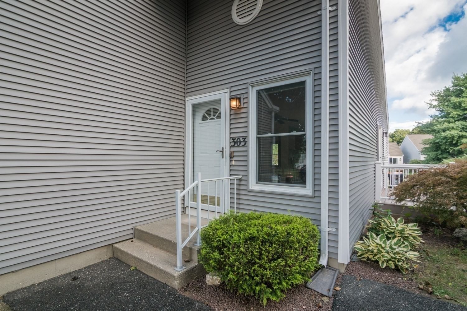 303 Alvord Pl #303 South Hadley — Photo 2 of 27