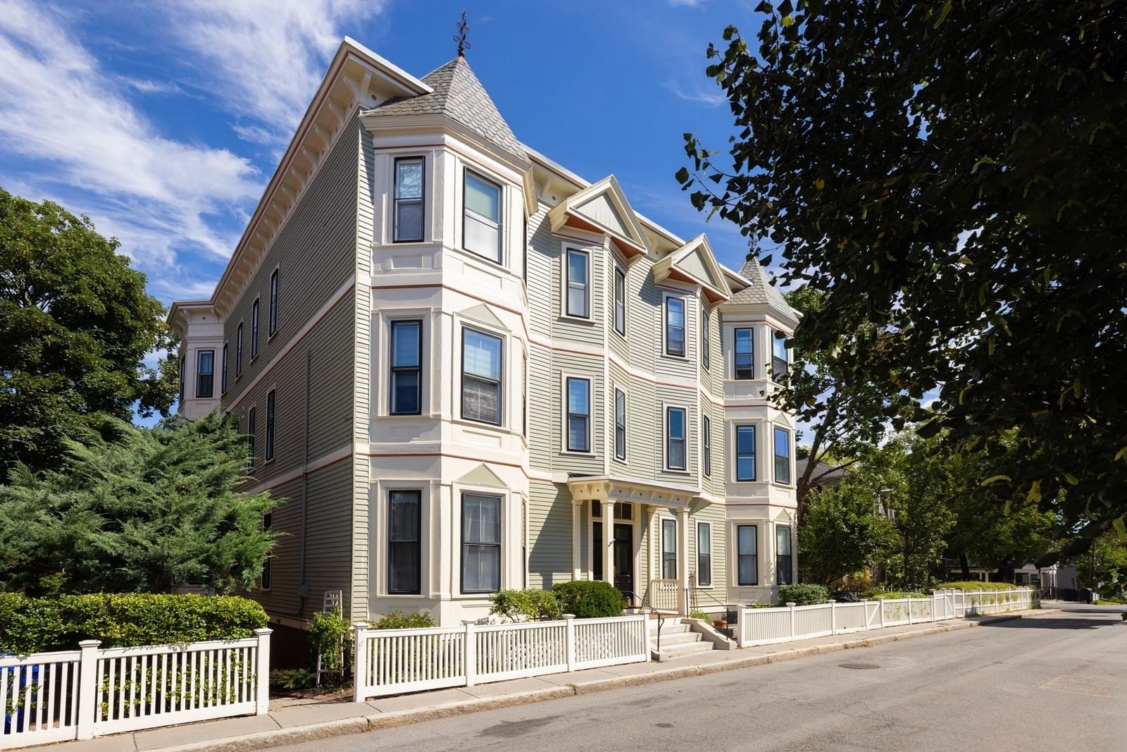 38 Linden St #4 Brookline — Photo 1 of 13