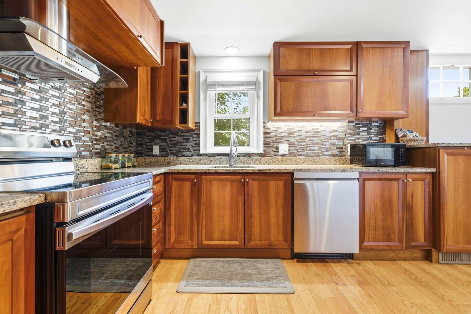 6r Fairview Ave Swampscott — Photo 8 of 38