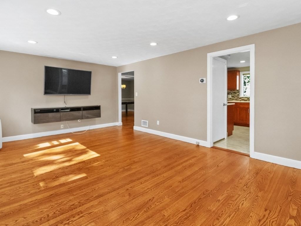 81 Wetherbee Road Waltham — Photo 11 of 42