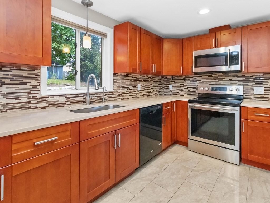 81 Wetherbee Road Waltham — Photo 3 of 42