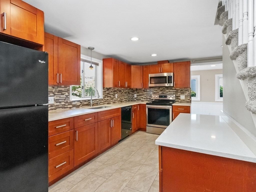 81 Wetherbee Road Waltham — Photo 4 of 42