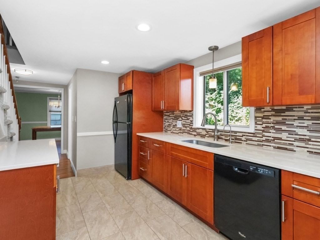 81 Wetherbee Road Waltham — Photo 5 of 42