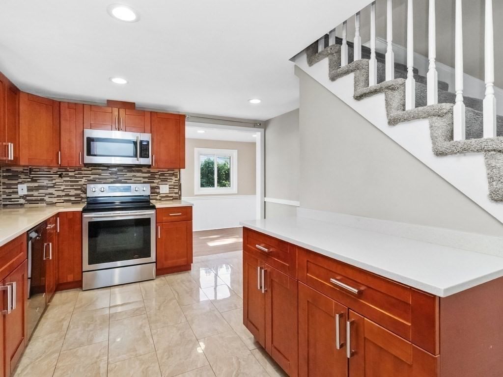 81 Wetherbee Road Waltham — Photo 6 of 42