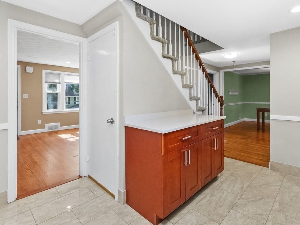 81 Wetherbee Road Waltham — Photo 7 of 42