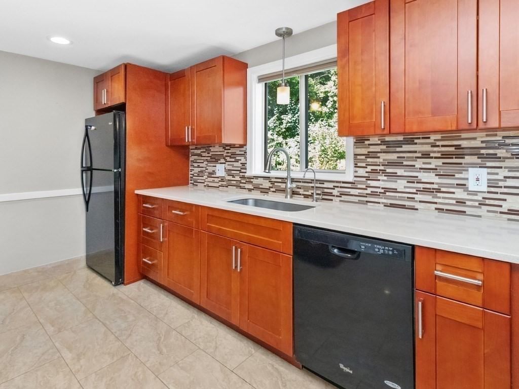 81 Wetherbee Road Waltham — Photo 8 of 42