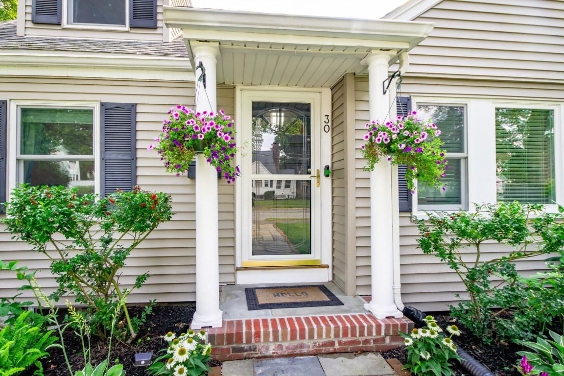 30 Colonial Avenue Waltham — Photo 3 of 42