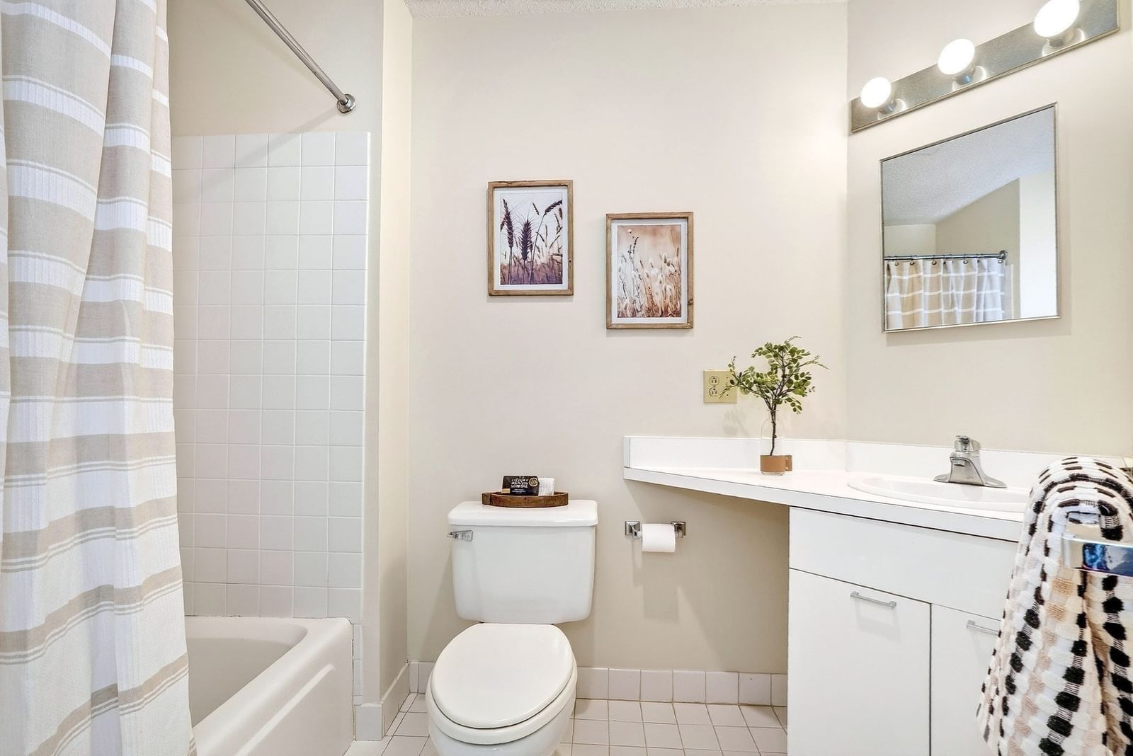 18 Knollwood Court #18 Burlington — Photo 16 of 27