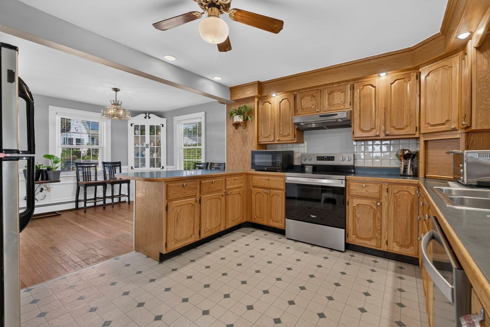 8 Lyndale Rd Worcester — Photo 4 of 35