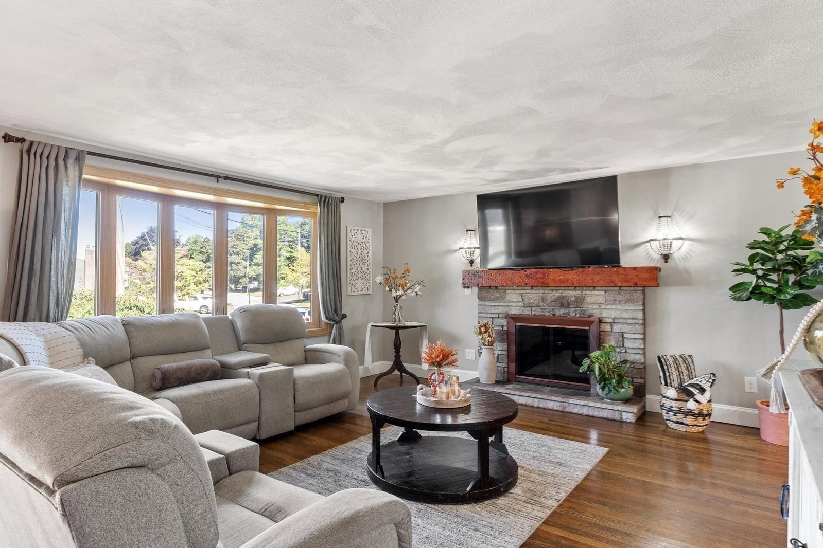 31 Paul Ave Peabody — Photo 4 of 42