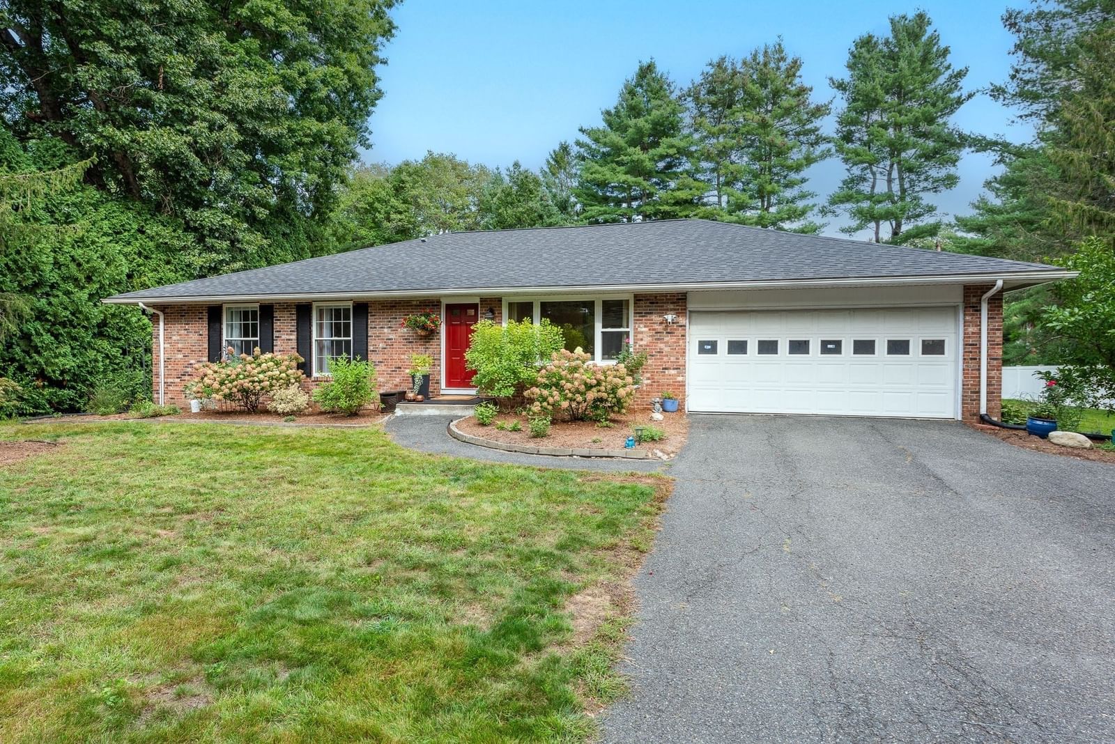 69 Grantwood Dr Amherst — Photo 1 of 40