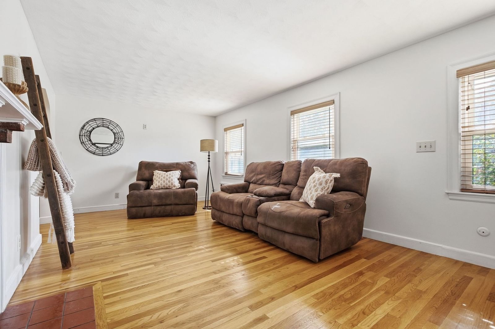 222 Cambridge Road Woburn — Photo 4 of 41