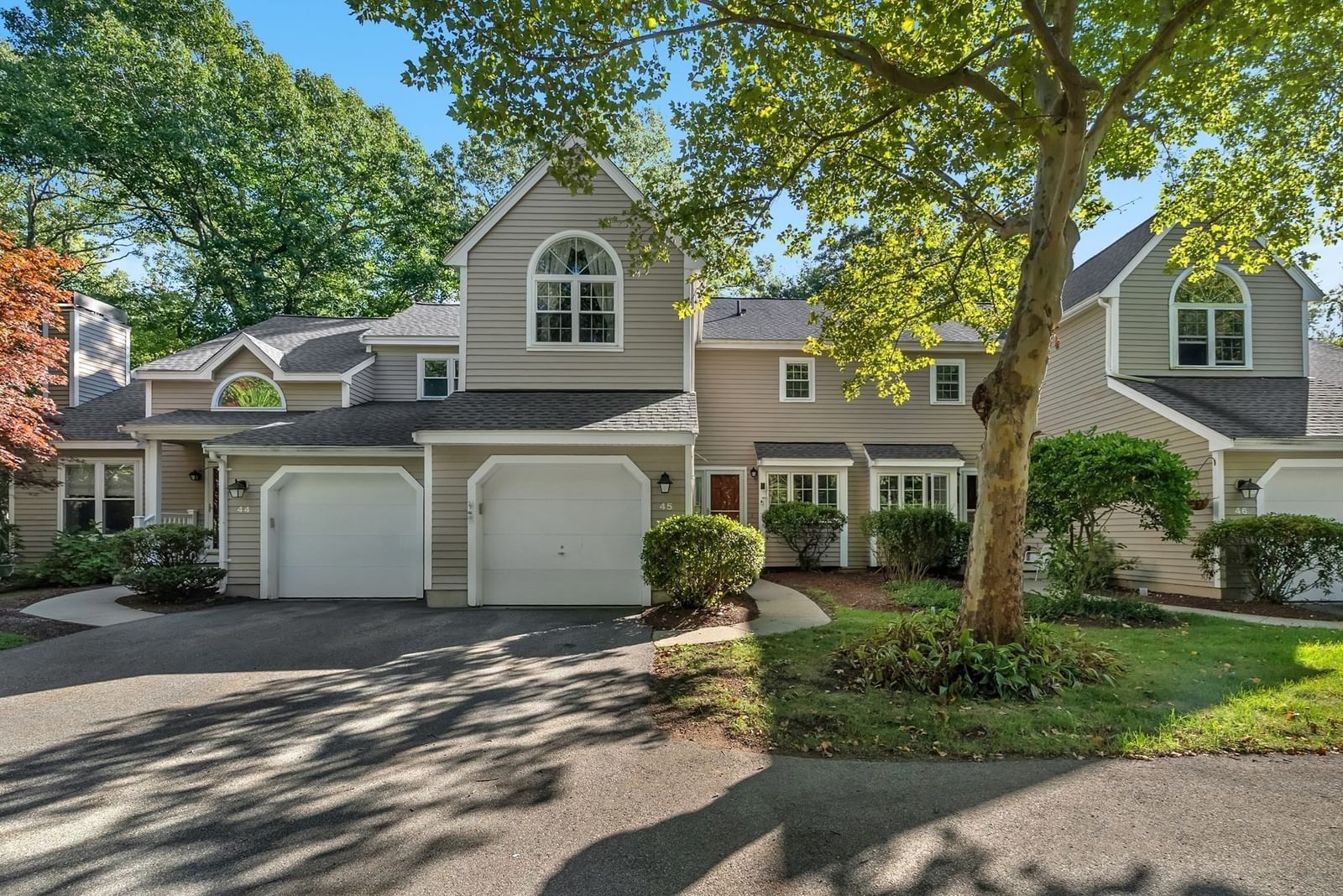45 Bishops Forest Dr #45 Waltham — Photo 2 of 42