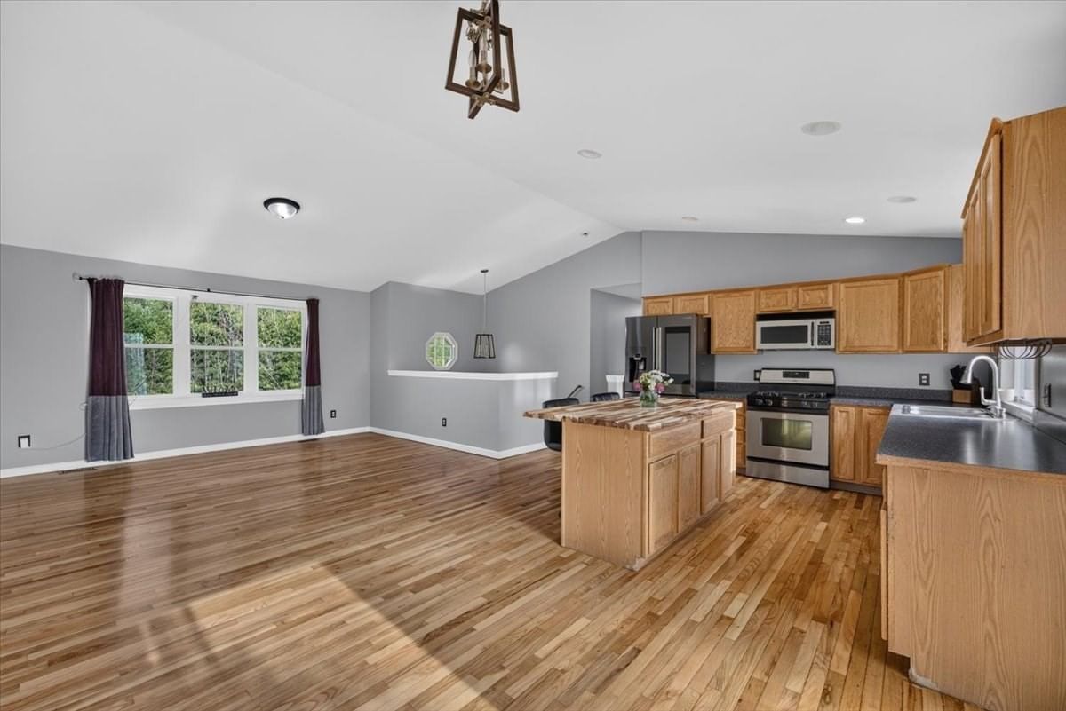 49 Shirley St New Bedford — Photo 3 of 42