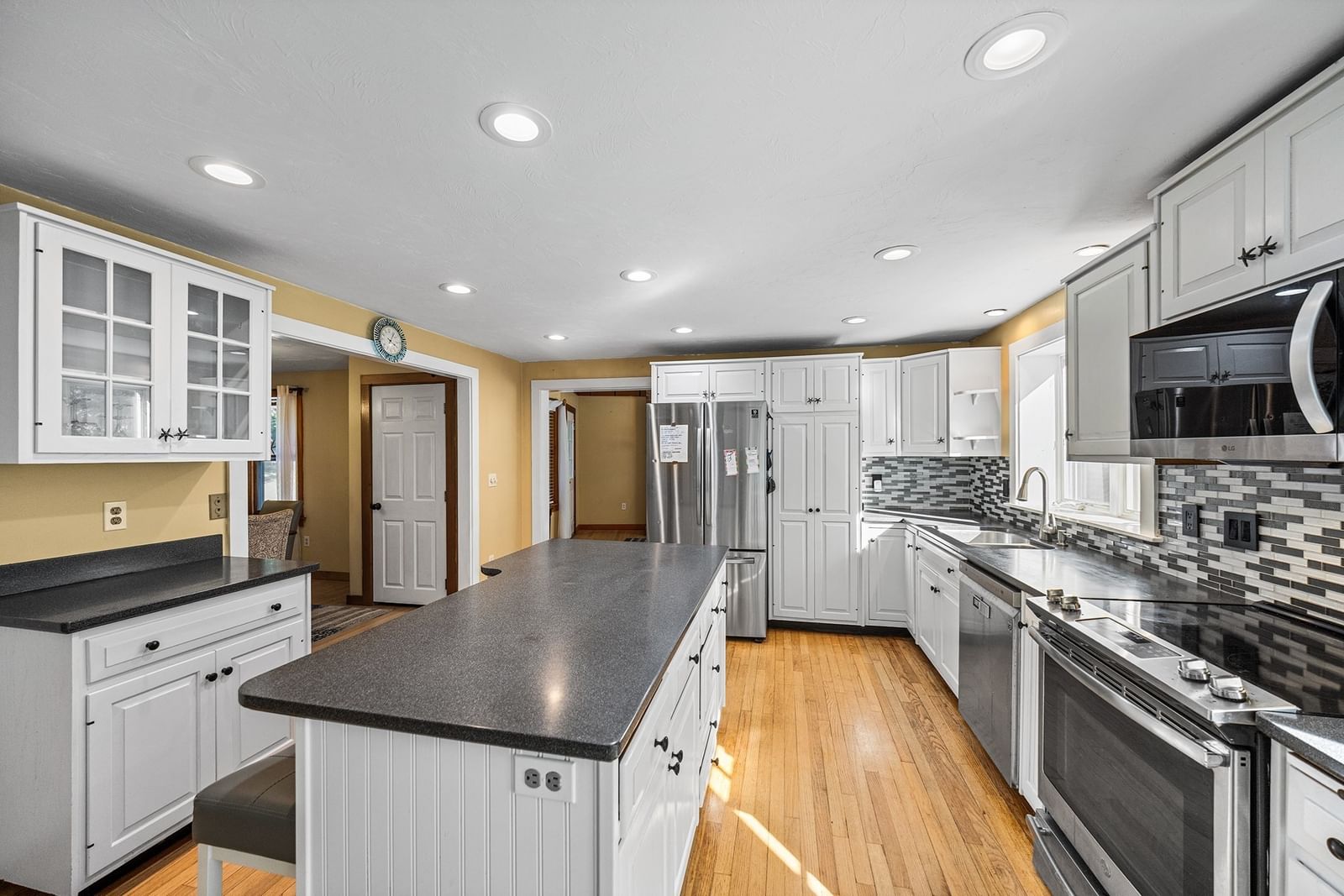 559 Old Jail Ln Barnstable — Photo 9 of 41