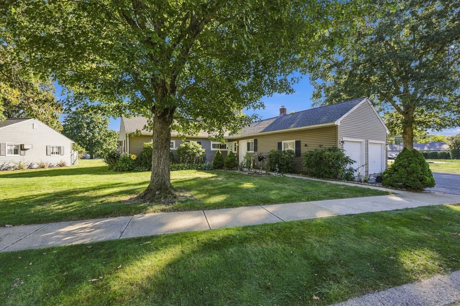 Property at 132 Horseshoe Dr #132, Chicopee, MA 01022