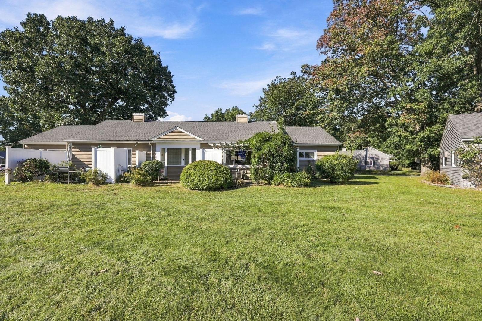 132 Horseshoe Dr #132 Chicopee — Photo 4 of 39