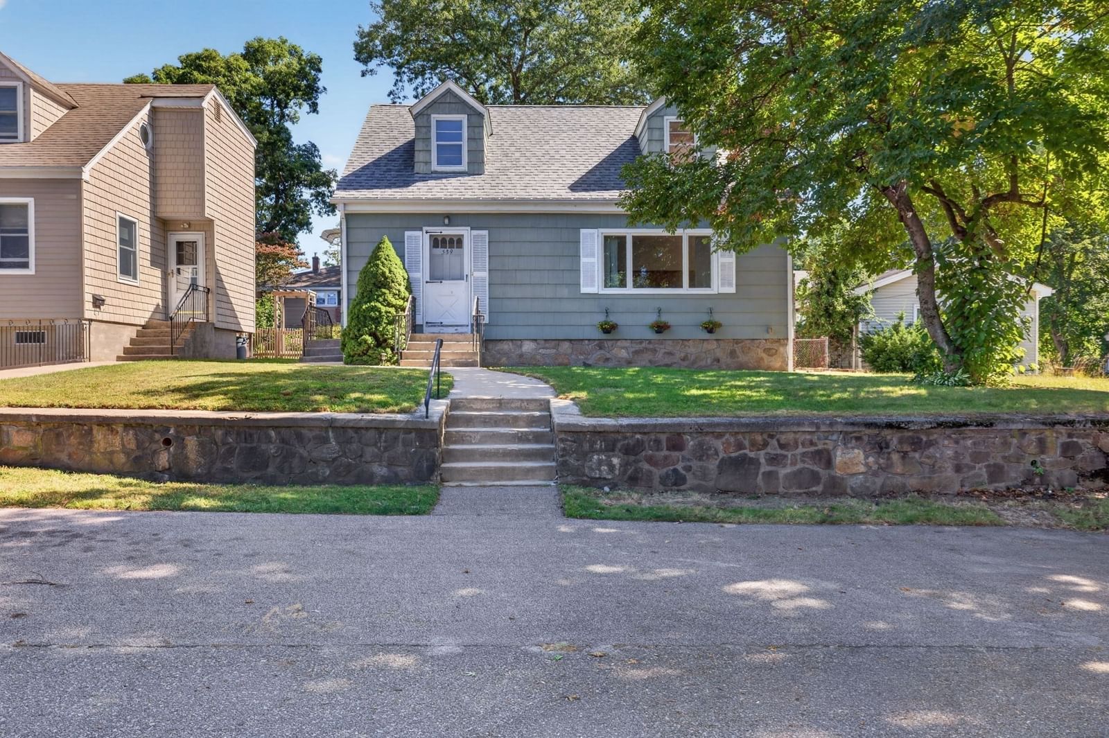 539 Summer Pl Blackstone — Photo 2 of 26