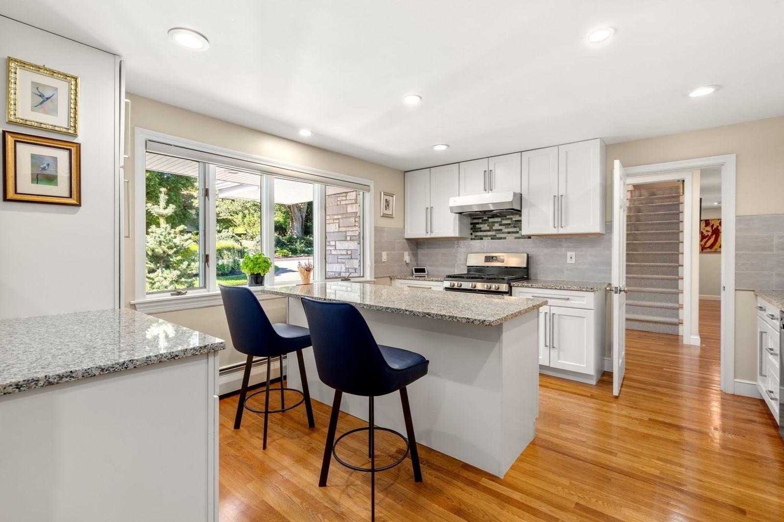 67 Crestview Road Belmont — Photo 5 of 42