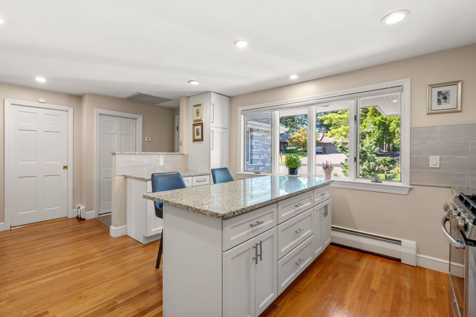 67 Crestview Road Belmont — Photo 6 of 42