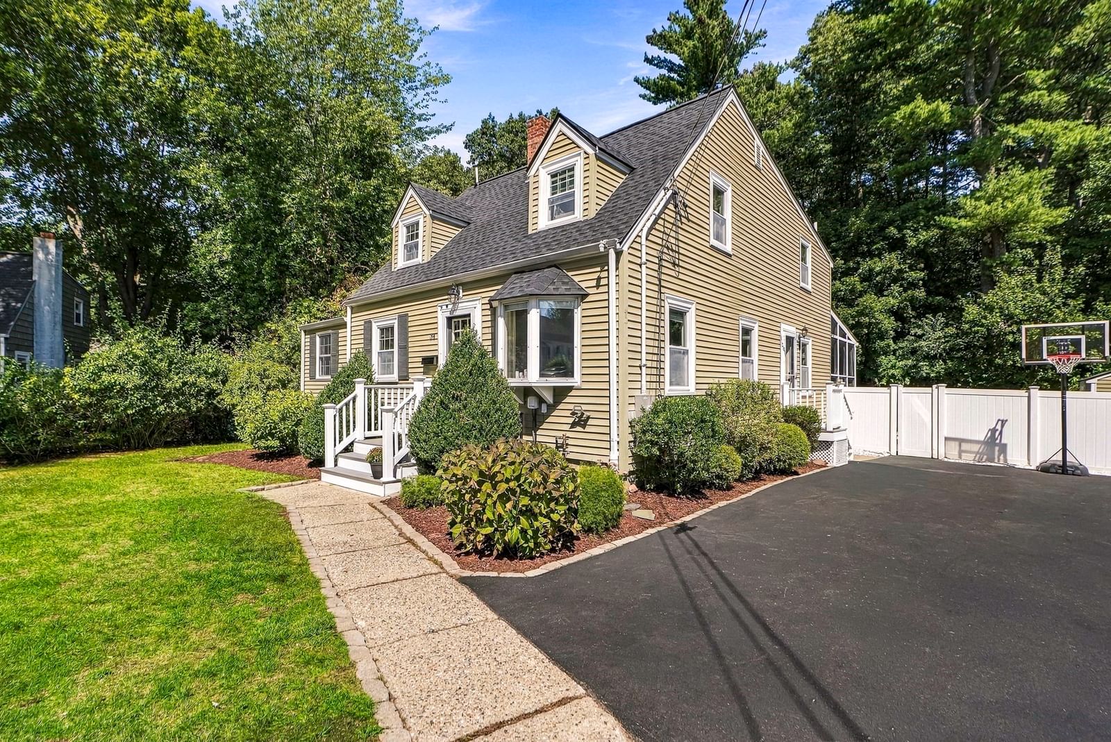 34 Audrea Rd Framingham — Photo 2 of 40