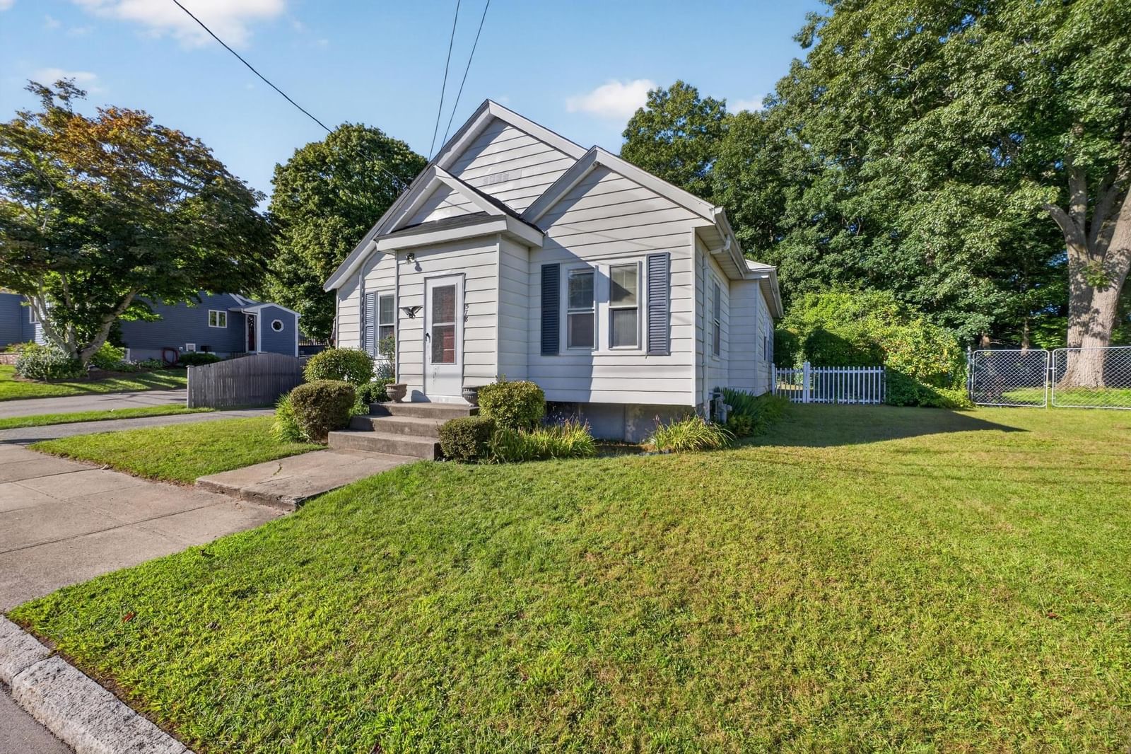 578 Valentine St Fall River — Photo 10 of 32