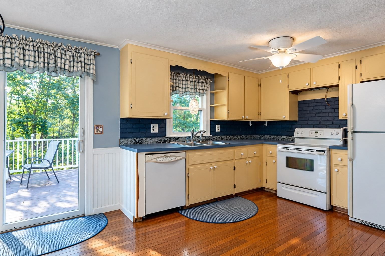5 Glenwood Cir Attleboro — Photo 3 of 36