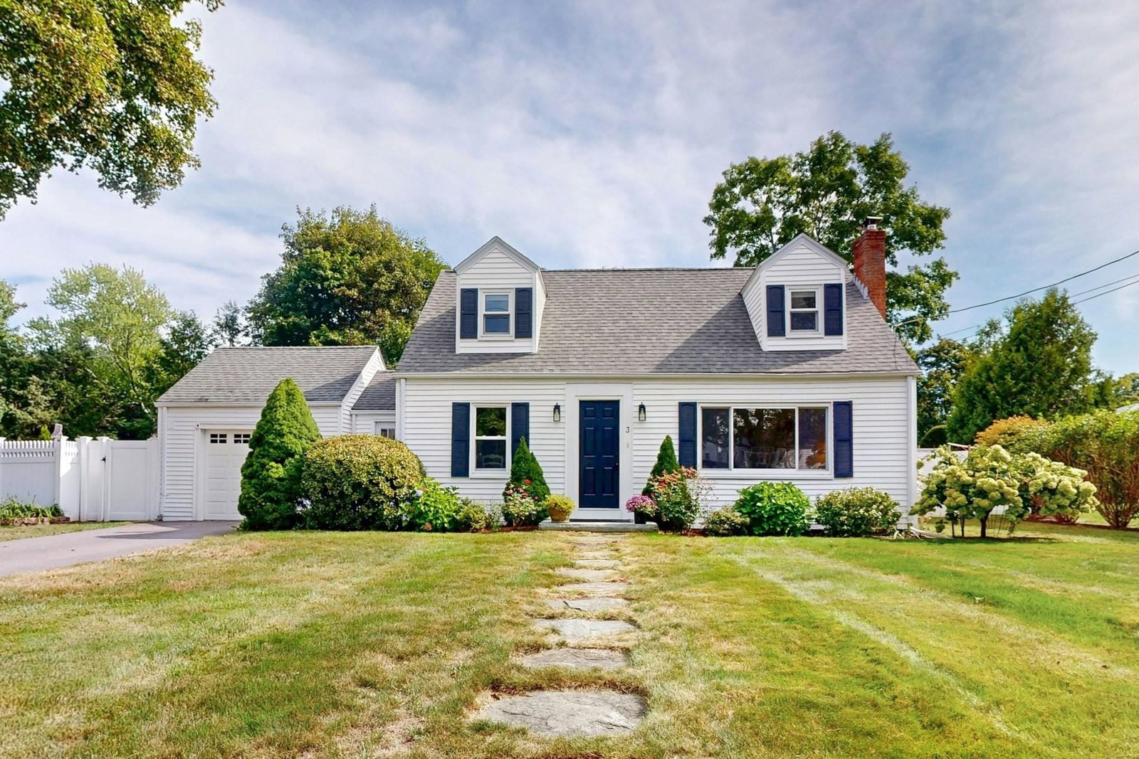 3 Remsen Ave Medfield — Photo 2 of 34