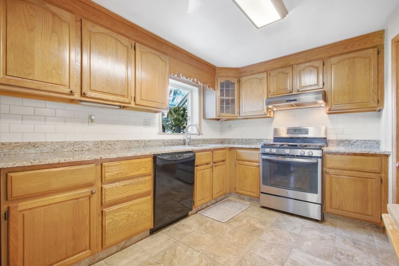1259 Shawsheen St Tewksbury — Photo 10 of 42