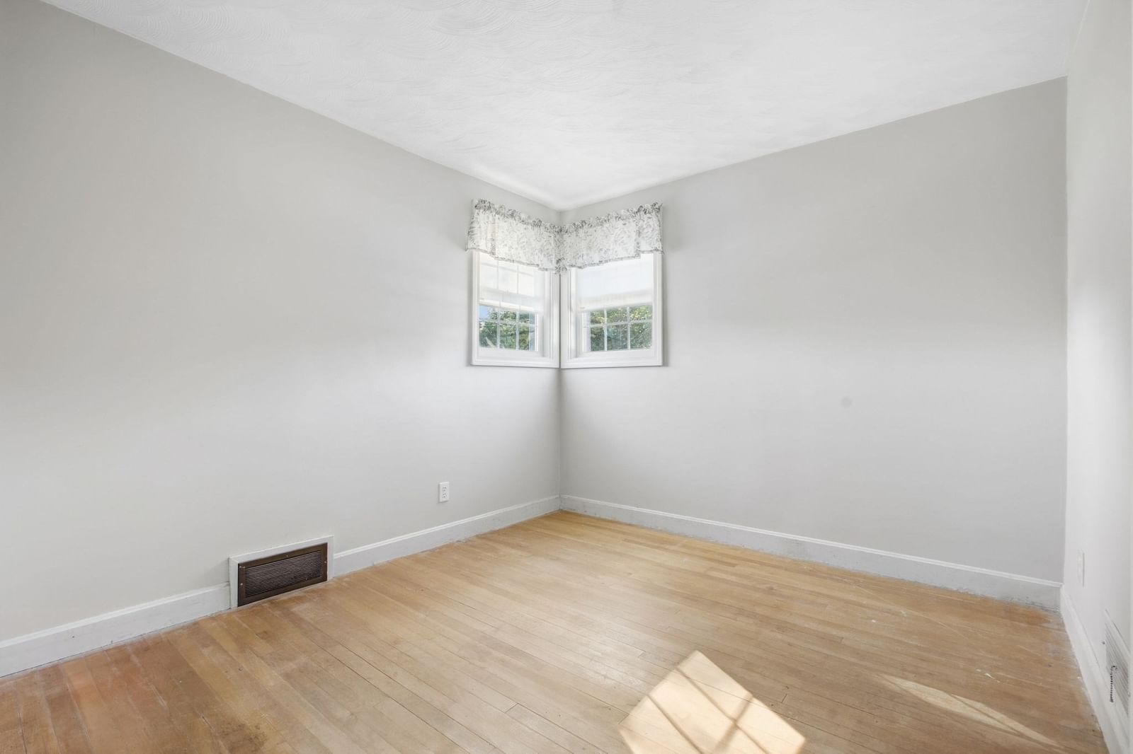 1259 Shawsheen St Tewksbury — Photo 20 of 42