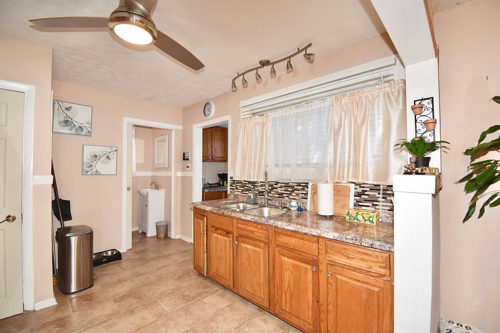 1245 Bay St Springfield — Photo 8 of 38