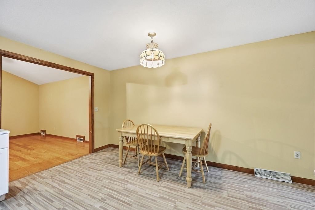 617 River Rd Agawam — Photo 9 of 30